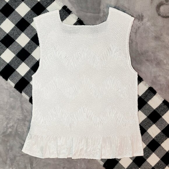 M | Lindor | Textured Sleeveless Ruffle-Hem Blouse - Picture 3 of 4